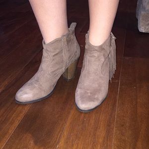 Boots with tassel